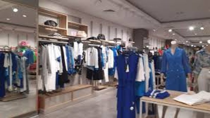 Selkor Bayan Butik mağazasında şık elbiseler, bluzlar, etekler ve kombinler vitrinlerde modern ve zarif bir şekilde sergileniyor – Alanya’da kadın modasının güvenilir adresi.