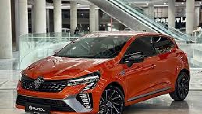 “Nuroğlu Otomotiv showroomunda sergilenen farklı marka ve model araçların yer aldığı modern oto galeri görüntüsü.”