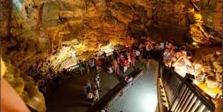 Damlataş Mağarası’nda sakin ve huzurlu bir atmosferde gezi yapan ziyaretçiler