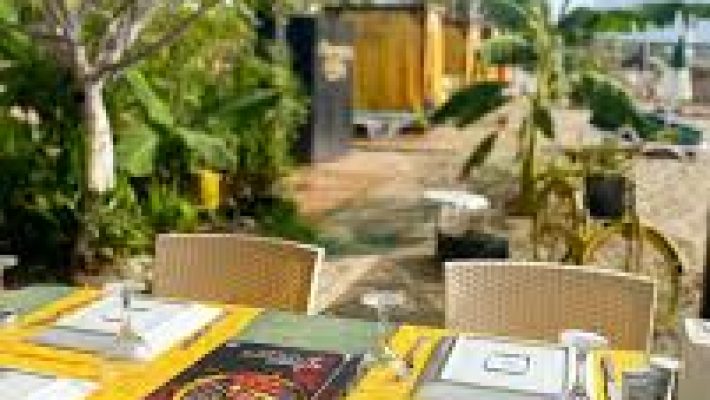 Yıldız Beach Alanya’da denize sıfır şezlonglar, restoran ve eşsiz Akdeniz manzarası.