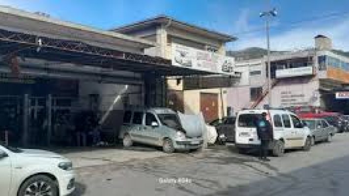 “Latif Oto Bakım servis alanı, araç bakım ve onarım hizmetleri.”