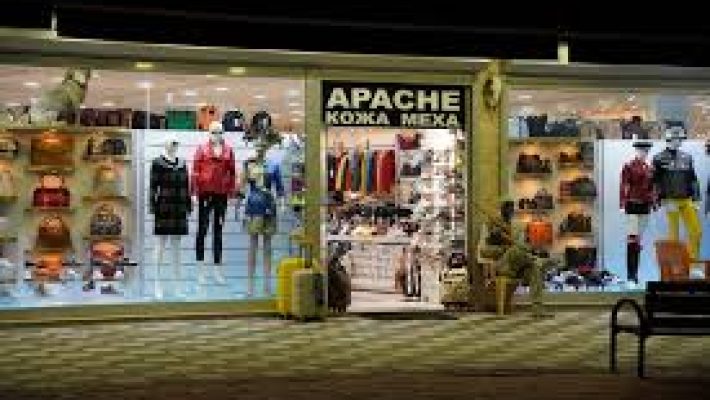 Apache Leather Mall, Alanya’da deri ve kürk ürünler sunan modern alışveriş merkezi.