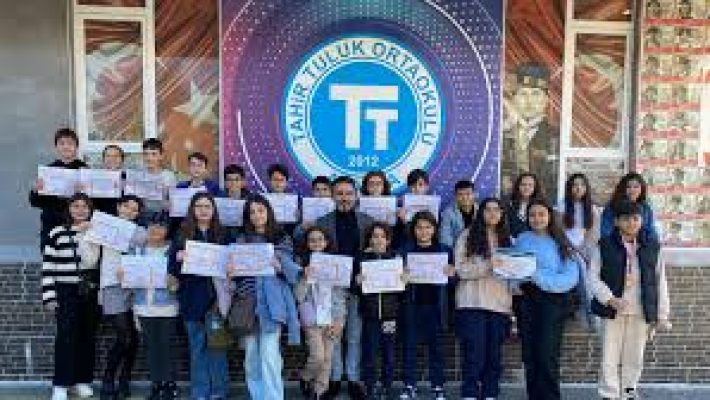 Alanya Tahir Tuluk Ortaokulu binası, modern eğitim olanakları ve öğrencilere güvenli, destekleyici bir öğrenme ortamı sunan ortaokul.