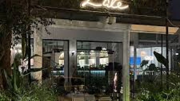 Lale Restaurant Alanya’da deniz manzarası eşliğinde Türk ve dünya mutfağından seçkin lezzetler.