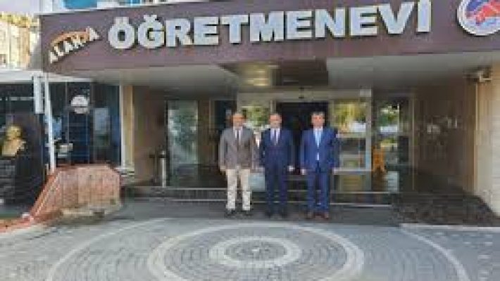 "Alanya Öğretmenevi ve Akşam Sanat Okulu’nda öğrenciler resim, müzik, seramik ve çeşitli sanat dallarında eğitim alıyor; eğitmenler rehberliğinde çalışmalar yapıyor."