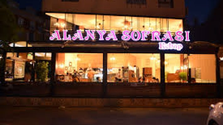 “Alanya Sofrası Kebap’ta ızgarada pişen kebap çeşitleri, taze mezeler ve geleneksel sunumlar”