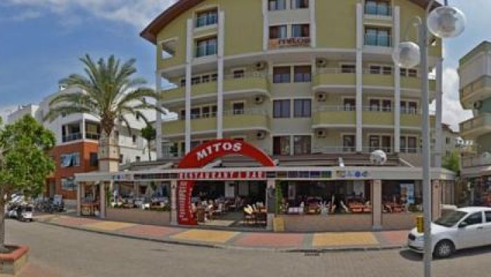 Mitos Apart Hotel’in balkonlu daireleri ve açık yüzme havuzu Oba Alanya’da güneşli bir günde.