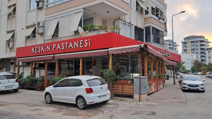 Keskin Pastanesi Alanya’da vitrine dizilmiş yaş pastalar, kuru pastalar ve geleneksel tatlı sunumları