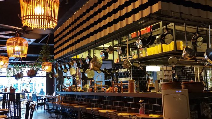 Keyf-i Künefe Alanya’da sıcak servis edilen peynirli künefe tabağı ve yanında kaymak eşliğinde sunulan tatlı ikramı