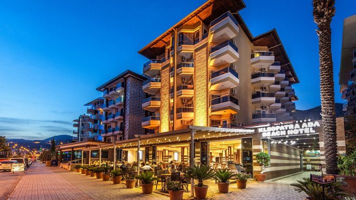Alanya Kleopatra Plajı kıyısında yer alan Kleopatra Ada Beach Hotel'in denize sıfır dış görünümü