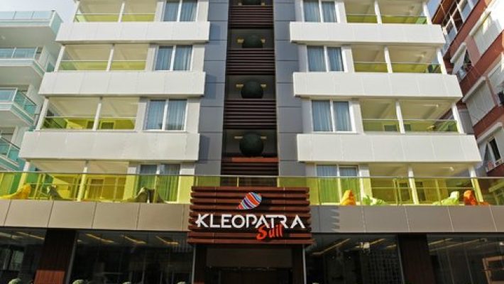 Kleopatra Aytur Apart Hotel’in havuza bakan balkonlu odaları ve Akdeniz’e yakın konumu.