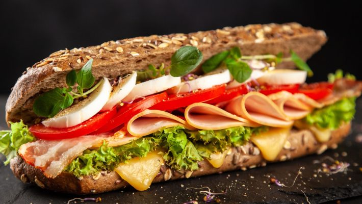 Alanya’da hizmet veren Bi' Sandwich işletmesinin dış cephesi ve sandviç menüsünün sergilendiği vitrin alanı