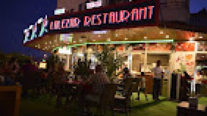 Lalezar Restaurant’ta deniz manzaralı masalarda özenle hazırlanmış lezzetler.