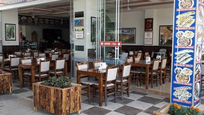 Meram Restaurant Alanya dış mekân oturma alanı ve Akdeniz manzaralı restoran görünümü