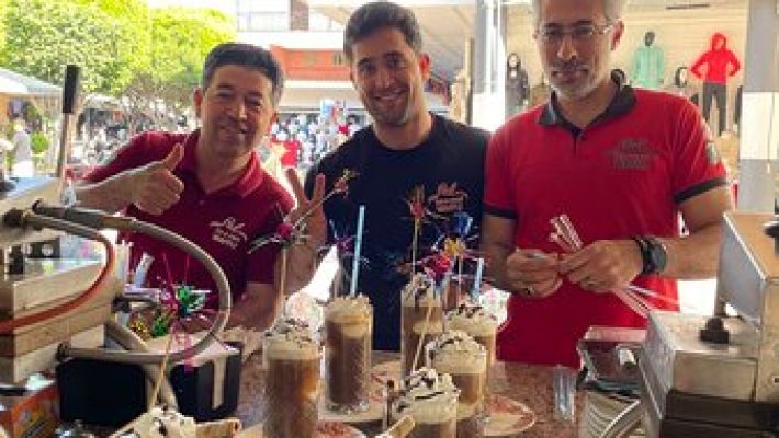 Alanya’da deniz manzaralı Cafe Sal - Şal Kafe'de kahve servisi yapılan masa