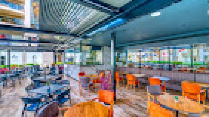 Center Kitchen & Bar’da şık atmosferde lezzetli yemek ve içecek keyfi.