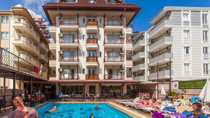 Alanya Oba’da deniz manzaralı Oba Time Restaurant & Bar’ın akşam saatlerinde aydınlatılmış dış görünümü.