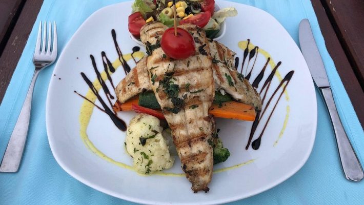 Etçi Elçi Kebap Alanya’da taş fırında pişirilmiş kebap çeşitlerinin sunulduğu otantik sofralar ve geleneksel iç mekân