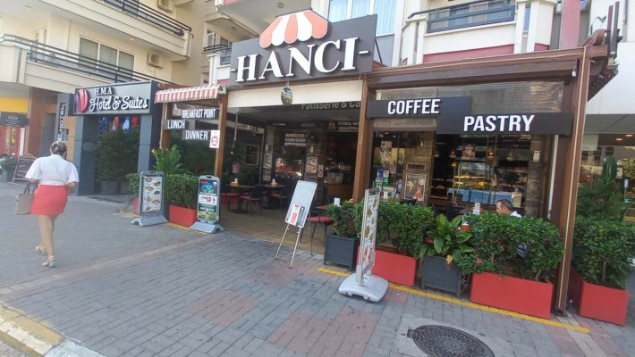 HANCI Bistro & Patisserie Alanya’da kahve ve taze pasta servisiyle hazırlanmış şık bir masa