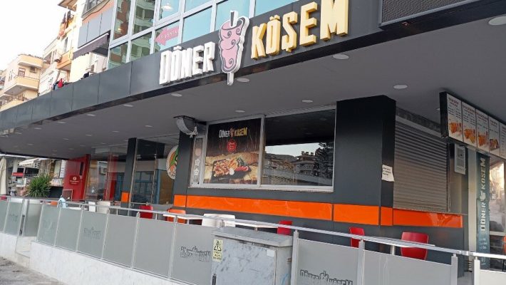 Alanya Köşem Köfte restoranında tabakta servis edilen ızgara köfte menüsü