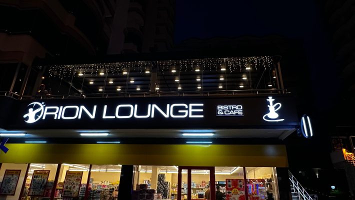 Mr. Hope Cafe Bistro & Lounge Alanya'nın modern dekorasyonu ve şık oturma alanı, akşam atmosferinde nargile ve canlı müzik keyfi sunuyor.