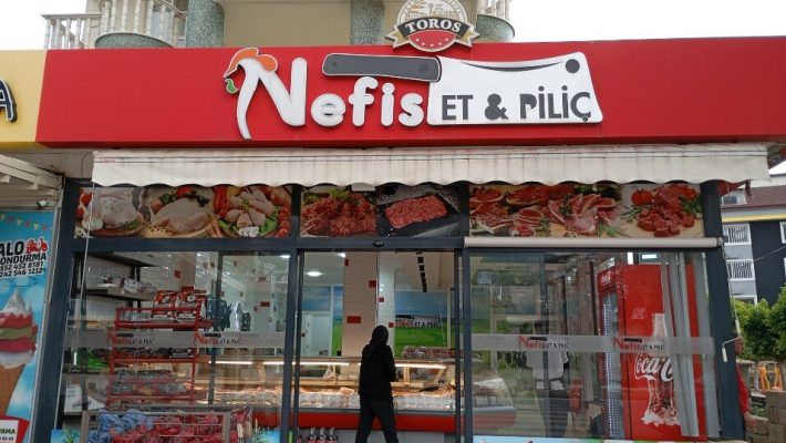 NEFİS ET MANGAL restoranında közde pişmiş karışık ızgara et tabağı ve geleneksel meze çeşitleri Alanya