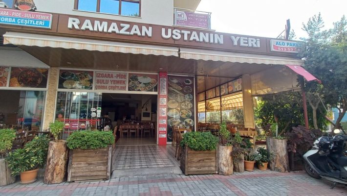 Alanya'da Ramazan Ustanın Yeri restoranının dış cephesi ve giriş tabelası