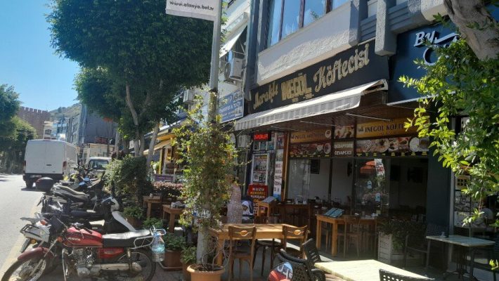 Alanya’daki İnegöl Köfteci restoranında servis edilen ızgara İnegöl köftesi tabağı