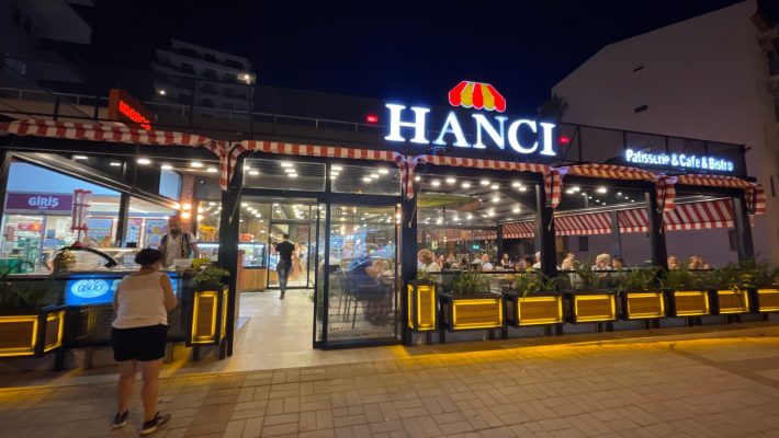 Hancı Bistro & Patisserie Mahmutlar Merkez Şubesi’nde kahve ve taze pasta eşliğinde hazırlanan servis masası. alanya