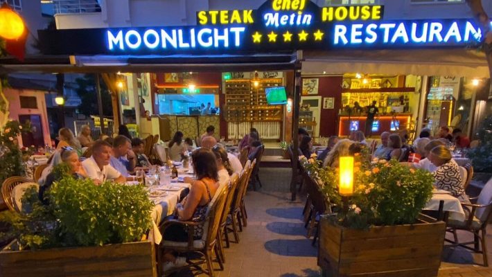 Alanya’daki Asalet Restaurant CHAPA GROUP’ta özenle sunulan et ve mezelerden oluşan şık akşam yemeği masası