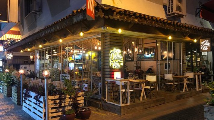 Güzeller Kafeterya Alanya menüsü taş kredir, fiyatlı wrap, kebap, çorba ve kahvaltı seçeneklerini içeren bir pano üzerinde.