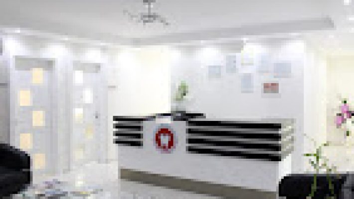 “Özel Alaiye Beyaz Diş Polikliniği White Dental Clinic modern muayene odası ve ileri teknoloji dental ekipmanlar.”