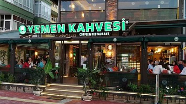 Kestel Alanya’da deniz manzaralı Yemen Kahvesi şubesi, geleneksel dekorasyonuyla kahve keyfi sunuyor.