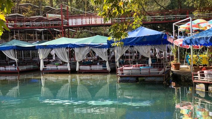 Dimçayı Çağlar Piknik'te yeşillikler içinde serin su kenarında kurulmuş aile piknik alanı ve restoran bölümü.