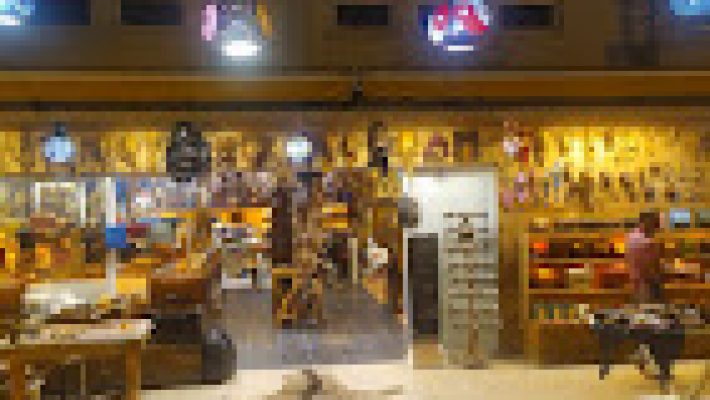 Happy Leather Shop, Alanya’da deri ceketler, çantalar ve aksesuarlar sunan şık mağaza içi görüntüsü.