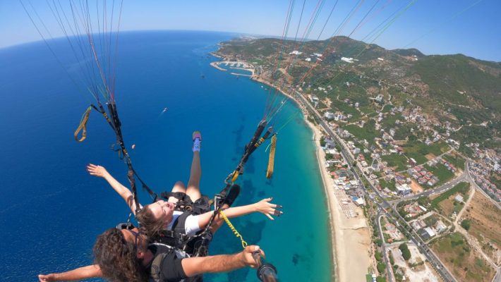 Alanya'da eşsiz manzaralar eşliğinde adrenalin dolu Alanya Paragliding deneyimi.