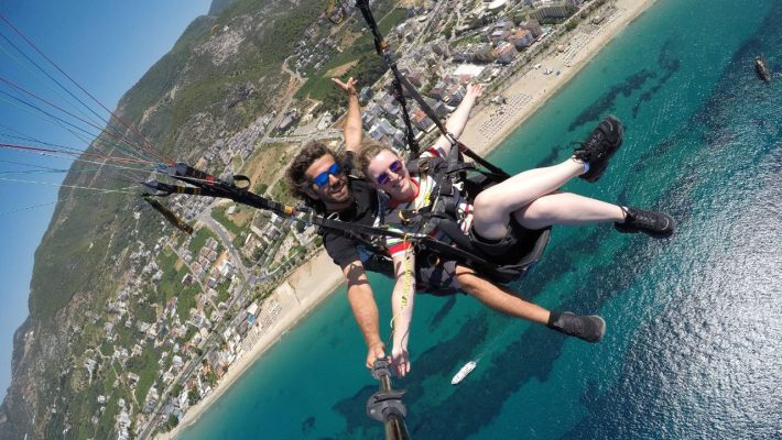Alanya'da yamaç paraşütü ile gökyüzünde özgürlüğü hissedin.