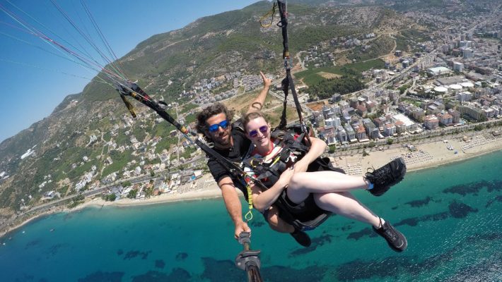 Alanya'daki en popüler ekstrem sporlardan biri: Yamaç paraşütü uçuşları.