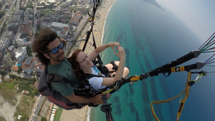 Profesyonel pilotlar eşliğinde güvenli ve keyifli bir yamaç paraşütü uçuşu.