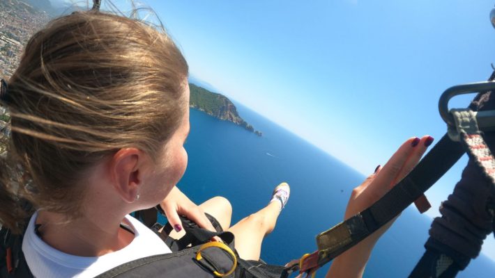 Alanya’da yamaç paraşütü yaparak gökyüzünden nefes kesen manzaraları izleyin.