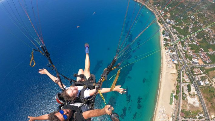 Eğlence ve macera dolu bir tatil için Alanya'da yamaç paraşütü deneyimi yaşayın.