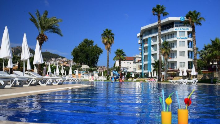 M.C.A Marquis Hotel’in Akdeniz manzaralı balkonlu odaları ve dış cephe mimarisi.