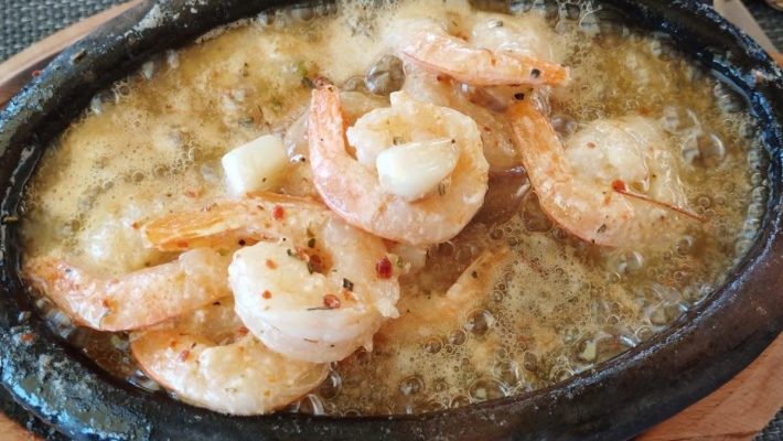 80s Prime Beach Alanya'nın retro temalı sahil konsepti ve deniz kenarında rengârenk şezlonglar