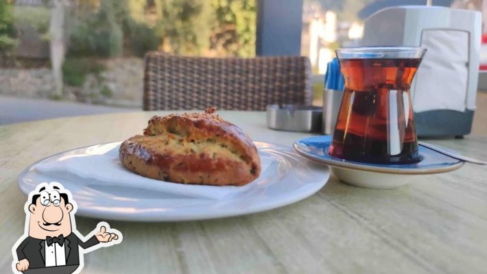 Hardal Pastanesi Alanya’da vitrine dizilmiş renkli yaş pastalar ve taze tatlı çeşitleri