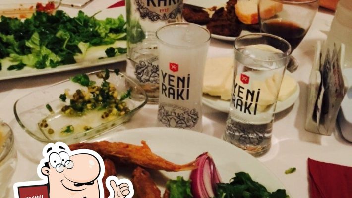 Alanya’daki İZBEE Köfte Kokoreç Evi’nde közde pişirilmiş kokoreç ve ızgara köfte tabağı