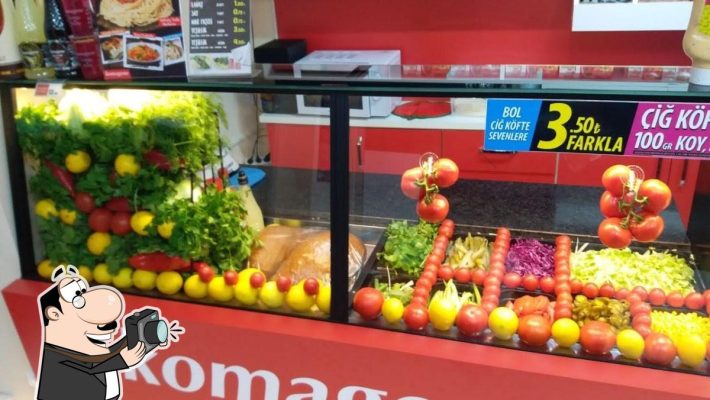 Alanya Kestel Komagene şubesinde taze hazırlanmış çiğköfte dürüm ve garnitür tabakları