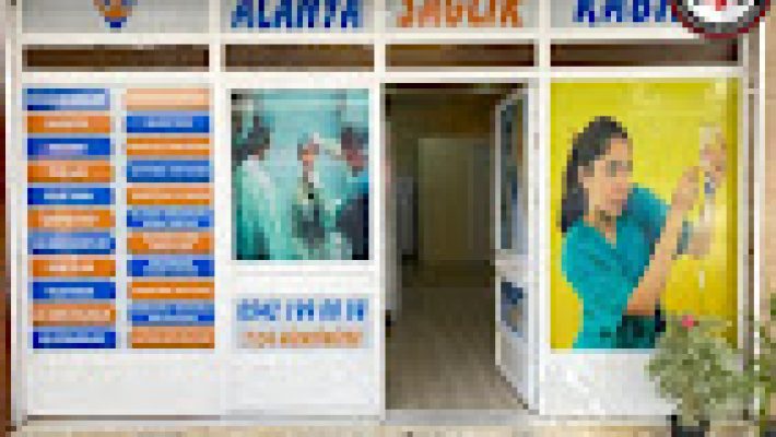 “Alanya Sağlık Kabini evde bakım hizmetleri sunan sağlık profesyonelleri ile hasta ziyaretinde.”