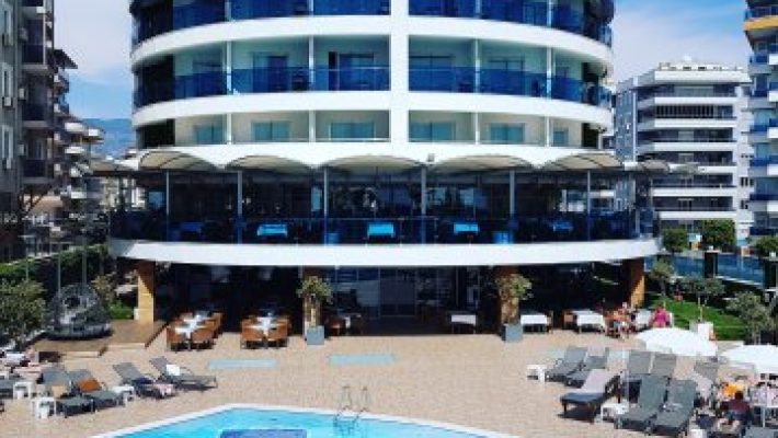 Sunprime C-Lounge Hotel Alanya’nın sonsuzluk havuzu ve Akdeniz manzaralı teras alanı.