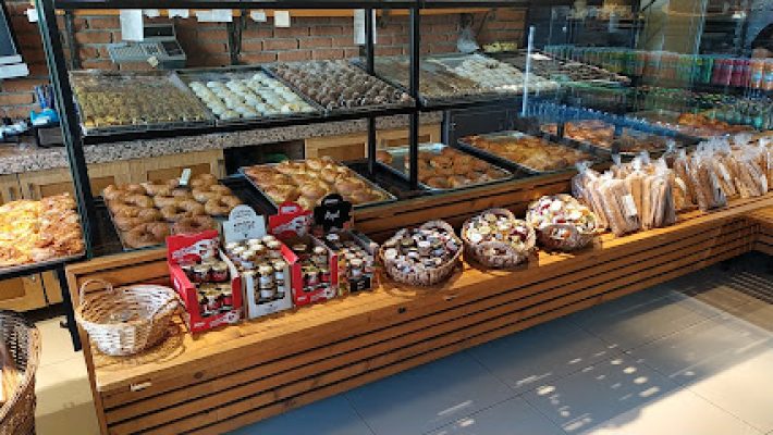 Fırın Shop Alanya’da vitrine dizilmiş taze ekmekler, simitler, poğaçalar ve fırından yeni çıkmış unlu mamuller