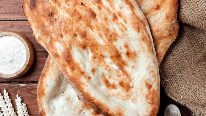 Türkler Ekmek Alanya’da yeni çıkan sıcak taş fırın ekmeklerinin tezgâha dizilmiş hali